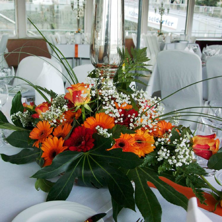 Tischdekoration_0000_2.1 - Bildbeispiel Variante 2 - Kerzenständer mit Blumenbouquet